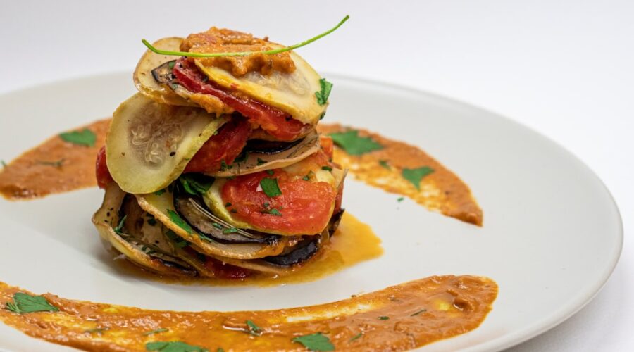 découvrez la recette traditionnelle de la ratatouille, un plat provençal savoureux à base de légumes frais et colorés, mijotés ensemble pour offrir une explosion de saveurs. apprenez à préparer ce délice simple et sain qui ravira vos papilles et égayera vos repas.