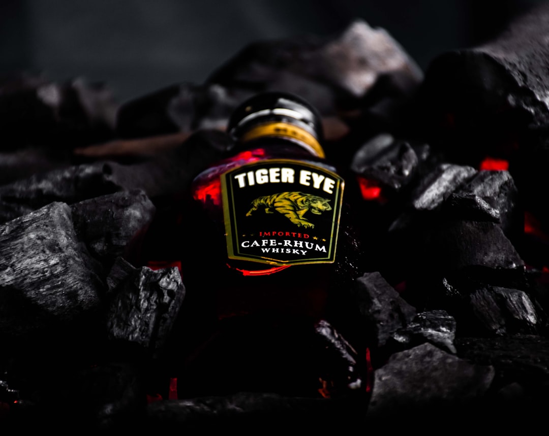 découvrez l'univers fascinant du rhum, une boisson emblématique des caraïbes et du monde entier. explorez les différents types, les méthodes de production artisanales, ainsi que des recettes de cocktails savoureux qui mettront en valeur cette spiritueux unique. le rhum, entre tradition et modernité, vous invite à une expérience gustative inoubliable.
