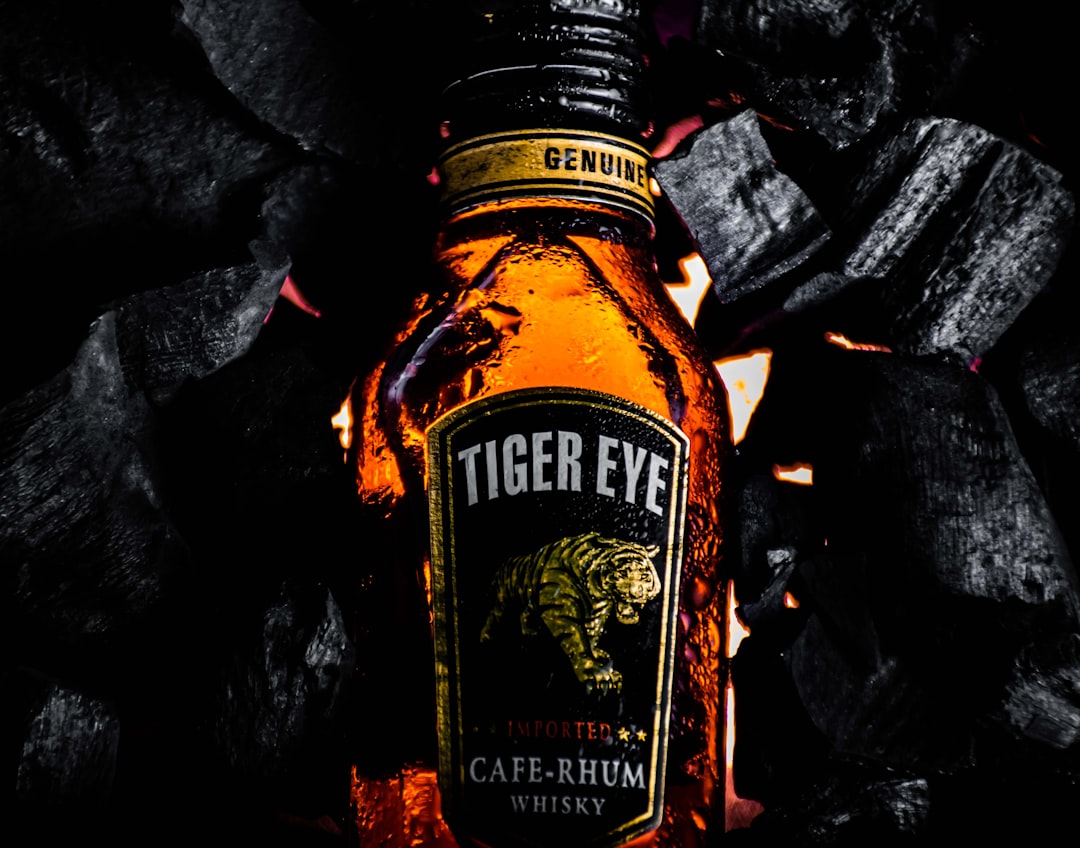 découvrez l'univers fascinant du rhum, de son élaboration artisanale à ses variétés exotiques. explorez ses saveurs riches et ses cocktails savoureux qui séduiront les amateurs de spiritueux.