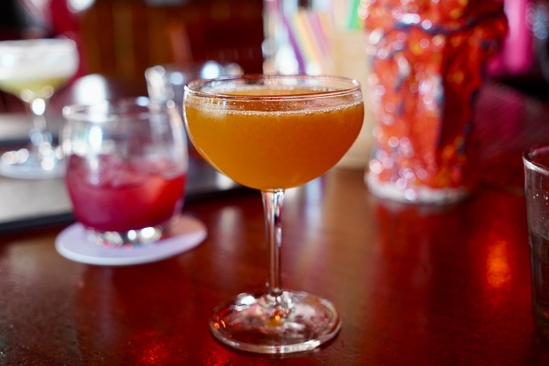 découvrez l'univers fascinant du rhum : des variétés exquis en passant par des recettes de cocktails rafraîchissants, explorez tout ce que cette spiritueux emblématique a à offrir.