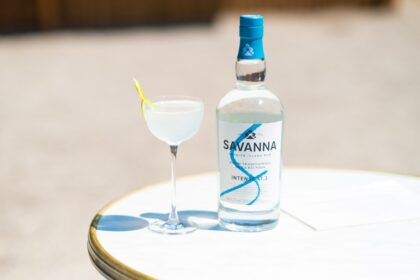 découvrez l'univers fascinant du rhum, une boisson emblématique aux saveurs variées, idéale pour les cocktails ou à déguster pure. explorez les différents types de rhum, leur origine et des conseils de dégustation pour apprécier pleinement cette spiritueuse envoûtante.
