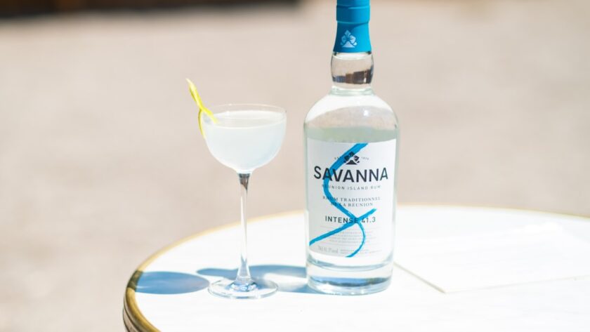 découvrez l'univers fascinant du rhum, une boisson emblématique aux saveurs variées, idéale pour les cocktails ou à déguster pure. explorez les différents types de rhum, leur origine et des conseils de dégustation pour apprécier pleinement cette spiritueuse envoûtante.