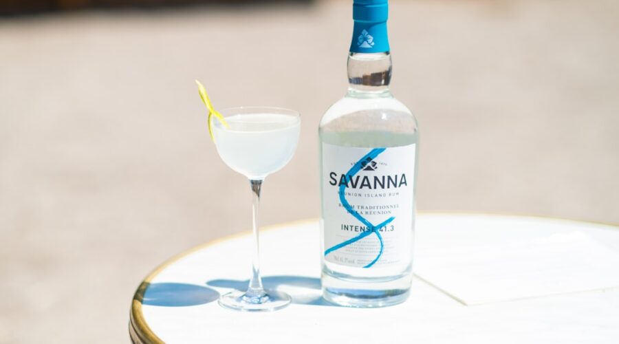 découvrez l'univers fascinant du rhum, une boisson emblématique aux saveurs variées, idéale pour les cocktails ou à déguster pure. explorez les différents types de rhum, leur origine et des conseils de dégustation pour apprécier pleinement cette spiritueuse envoûtante.