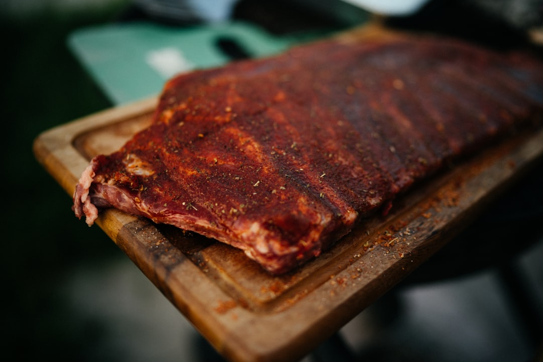 découvrez notre succulent plat de ribs, tendres et savoureux, cuisinés avec une marinade maison épicée. une expérience culinaire qui régalera vos papilles et fera de votre repas un moment inoubliable, que ce soit en famille ou entre amis.