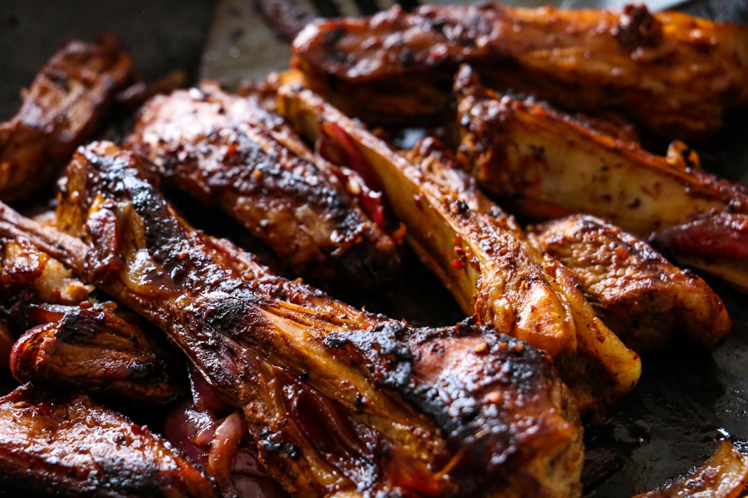 découvrez la succulence des ribs, des côtes de porc délicieusement marinées et grillées, offrant une explosion de saveurs à chaque bouchée. parfaites pour vos barbecues et repas en famille, ces ribs fondent en bouche et raviront les amateurs de viande.