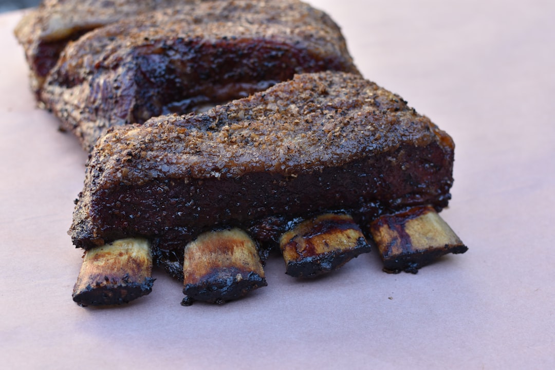 découvrez l'art de cuisiner des ribs savoureux et tendres, accompagnés de délicieuses sauces et garnitures. explorez des recettes variées pour régaler vos convives et faire de chaque repas une expérience inoubliable.