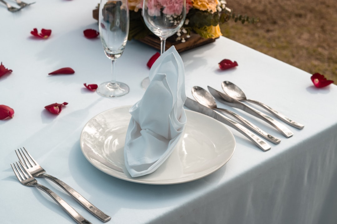 découvrez l'ambiance parfaite pour un dîner romantique inoubliable. savourez des plats raffinés, profitez d'une atmosphère intimiste et créez des souvenirs magiques avec votre partenaire.
