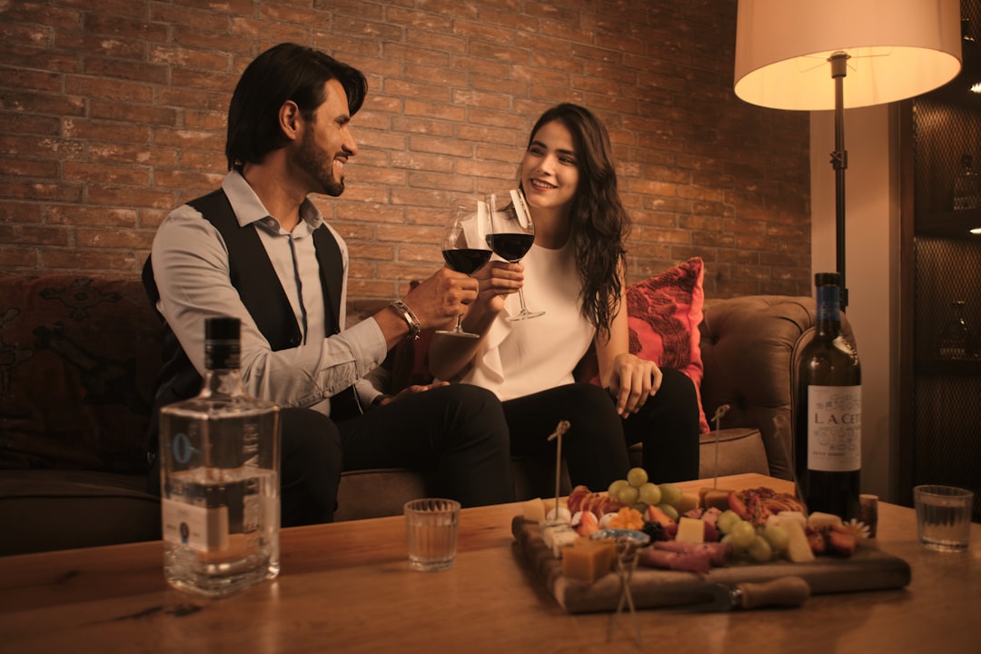 découvrez l'art de la romance avec notre dîner intime, où l'ambiance chaleureuse et les délices culinaires se rencontrent pour créer une expérience inoubliable. parfait pour les couples en quête de moments spéciaux.