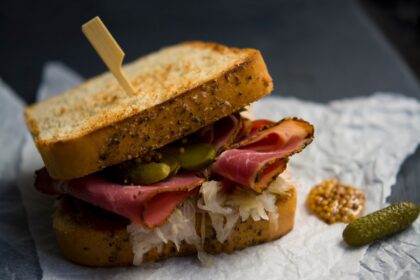 découvrez les bienfaits du choucroute, un plat traditionnel riche en probiotiques et en saveurs. apprenez à préparer ce délice fermenté et explorez ses origines, ses recettes et ses atouts pour la santé.