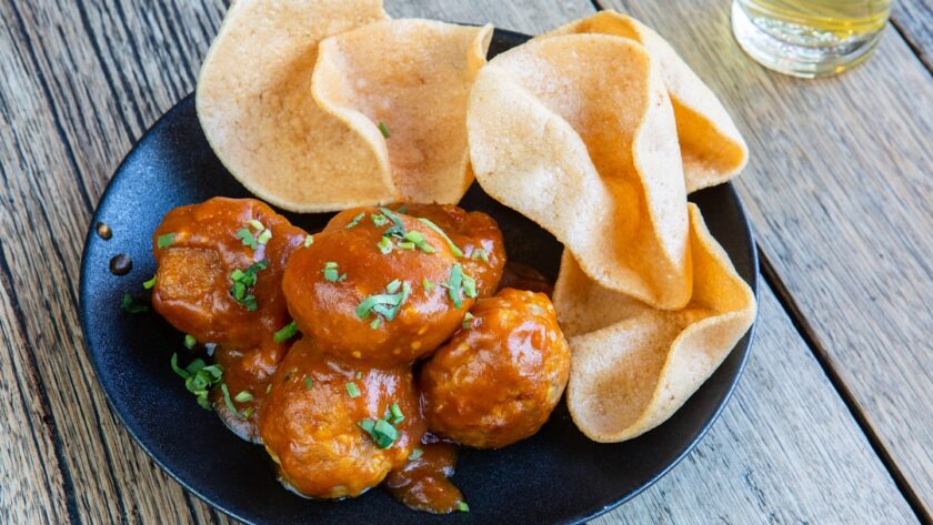 découvrez notre sélection irrésistible de snacks salés, parfaits pour combler vos envies de grignotage. des saveurs variées et des textures croustillantes vous attendent pour un moment de gourmandise inoubliable !