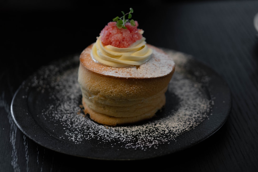 découvrez la légèreté et la délicatesse du soufflé, un classique de la gastronomie française. apprenez à maîtriser cette recette à la fois simple et raffinée pour impressionner vos convives lors de vos dîners. des astuces de cuisson aux variations sucrées et salées, le soufflé n'aura plus de secret pour vous !