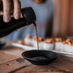 découvrez la sauce soja, cet ingrédient essentiel de la cuisine asiatique, qui apporte une saveur umami unique à vos plats. explorez ses variétés, ses usages en cuisine et ses bienfaits pour une alimentation saine.