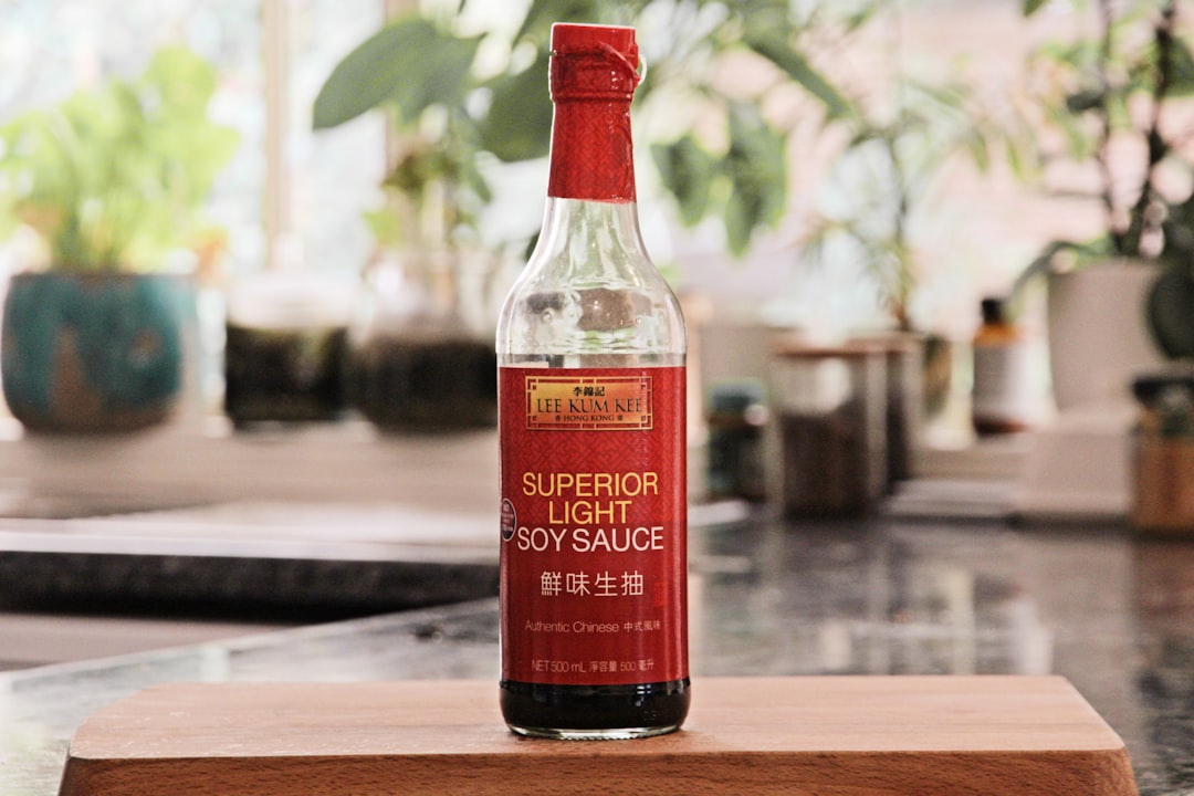 découvrez la sauce soja, un incontournable de la cuisine asiatique. équilibrant douceur et umami, elle rehausse vos plats de sa saveur unique. que ce soit pour mariner, assaisonner ou cuisiner, la sauce soja est le secret pour un goût authentique. apprenez comment l'utiliser et explorez des recettes savoureuses.