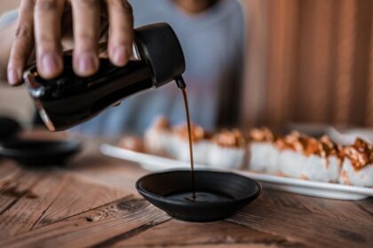 découvrez la sauce soja, cet ingrédient essentiel de la cuisine asiatique, qui apporte une saveur umami unique à vos plats. explorez ses variétés, ses usages en cuisine et ses bienfaits pour une alimentation saine.