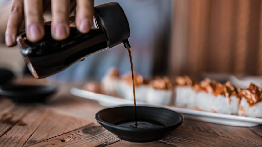 découvrez la sauce soja, cet ingrédient essentiel de la cuisine asiatique, qui apporte une saveur umami unique à vos plats. explorez ses variétés, ses usages en cuisine et ses bienfaits pour une alimentation saine.