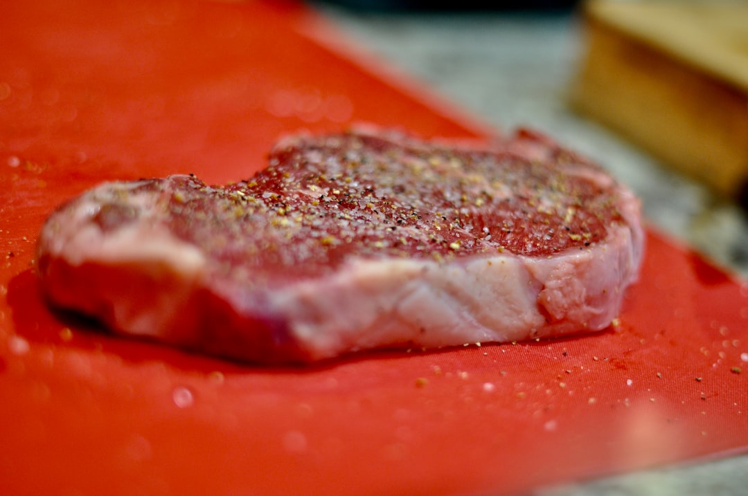 découvrez le steak tartare, un plat raffiné à base de viande de boeuf cru finement hachée, assaisonnée avec des épices et des condiments. savourez cette spécialité culinaire, parfaite pour les amateurs de sensations fortes et de gastronomie.