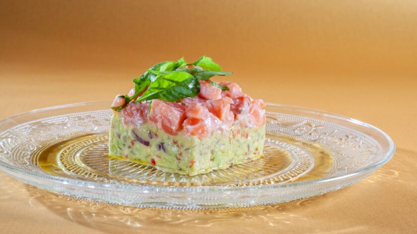 découvrez le délice du steak tartare, un plat emblématique de la cuisine française, préparé avec de la viande de bœuf crue finement hachée, assaisonnée avec des condiments savoureux. idéal pour les amateurs de sensations gustatives, il se savoure avec des ingrédients frais et de qualité, pour une expérience culinaire unique.