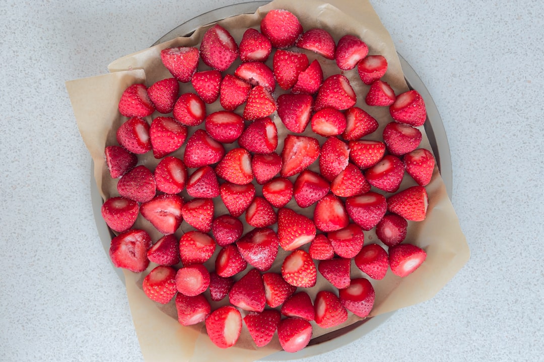 découvrez notre délicieuse tarte aux fraises, un dessert classique qui allie une croûte croustillante et une garniture crémeuse subtilement sucrée. parfaite pour les amateurs de fruits, cette recette est idéale pour les occasions spéciales ou simplement pour se faire plaisir. laissez-vous tenter par la fraîcheur et la saveur irrésistible des fraises !