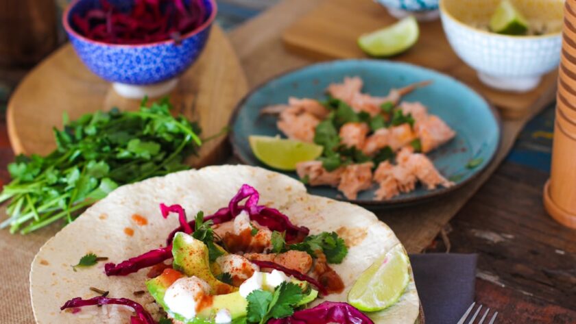 découvrez des recettes d'été rafraîchissantes et savoureuses qui mettront en avant les produits de saison. que ce soit pour des barbecues en plein air, des salades légères ou des desserts fruités, trouvez l'inspiration pour vos repas estivaux et profitez de chaque bouchée au soleil!