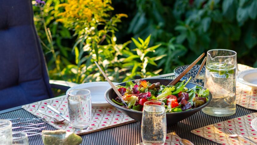 découvrez notre recette de salade d'été fraîche et légère, parfaite pour les journées ensoleillées. mélange de légumes croquants, herbes aromatiques et vinaigrette maison, cette salade est idéale pour un repas sain et savoureux.