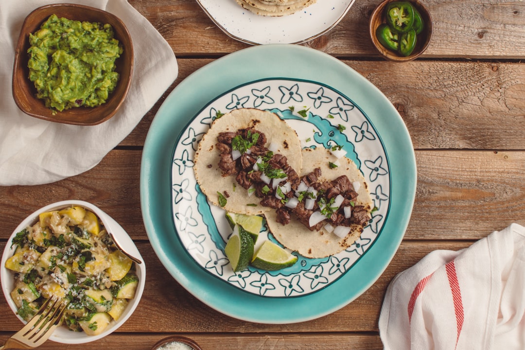 découvrez la délice des tacos, ce plat emblématique de la cuisine mexicaine qui allie saveurs authentiques et ingrédients frais. parfait pour un repas convivial, savourez nos variétés et personnalisez votre expérience culinaire !