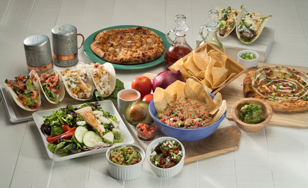 découvrez nos délicieux tacos, préparés avec des ingrédients frais et savoureux. que vous préfériez les classiques ou des créations originales, nos tacos sauront ravir vos papilles. faites le plein de saveurs avec chaque bouchée !