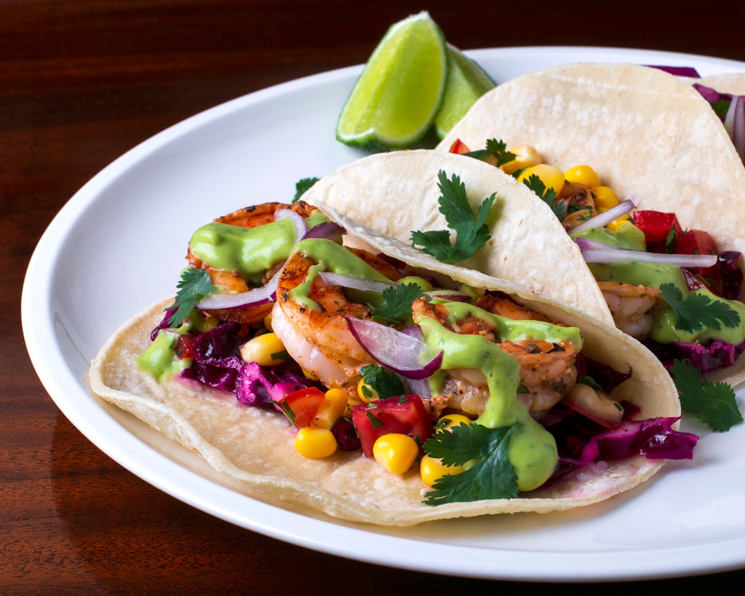 découvrez l'univers savoureux des tacos, un plat mexicain emblématique composé de tortillas croustillantes garnies de délicieuses protéines, légumes et sauces. parfait pour un repas rapide ou un festin entre amis, les tacos se déclinent en une multitude de recettes qui raviront les palais les plus exigeants.