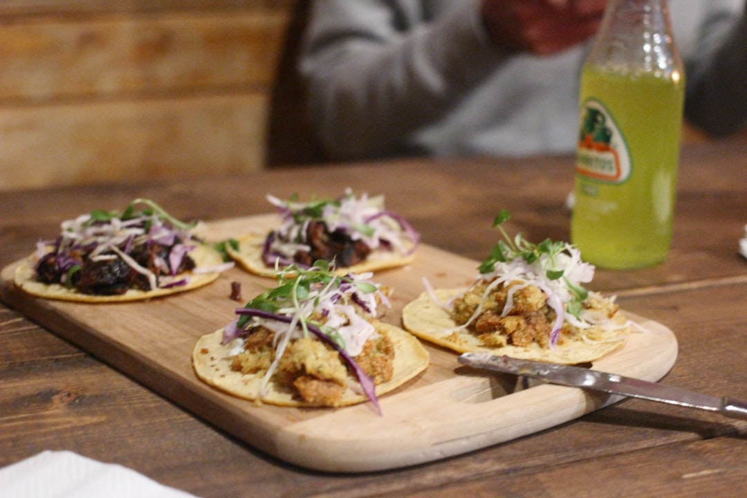 découvrez l'univers savoureux des tacos : recettes variées, ingrédients frais et astuces pour préparer ce plat emblématique de la cuisine mexicaine. un véritable festin pour les amateurs de bonne nourriture !