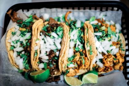 découvrez l'art des tacos avec nos recettes savoureuses et créatives. que vous soyez amateur de viande, de légumes ou de saveurs épicées, plongez dans un festin de saveurs authentiques qui raviront vos papilles. explorez nos conseils pour des tacos faits maison parfaits!
