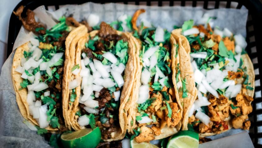 découvrez l'art des tacos avec nos recettes savoureuses et créatives. que vous soyez amateur de viande, de légumes ou de saveurs épicées, plongez dans un festin de saveurs authentiques qui raviront vos papilles. explorez nos conseils pour des tacos faits maison parfaits!
