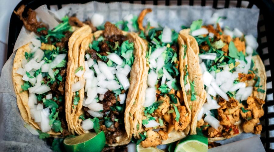 découvrez l'art des tacos avec nos recettes savoureuses et créatives. que vous soyez amateur de viande, de légumes ou de saveurs épicées, plongez dans un festin de saveurs authentiques qui raviront vos papilles. explorez nos conseils pour des tacos faits maison parfaits!