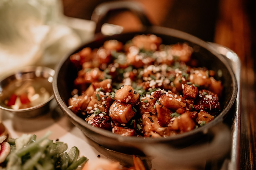 découvrez l'univers savoureux des tapas, ces délicieuses bouchées espagnoles qui éveillent les papilles. parfaites pour un apéritif entre amis ou un dîner convivial, apprenez à préparer vos propres tapas et à savourer des combinaisons de saveurs uniques.