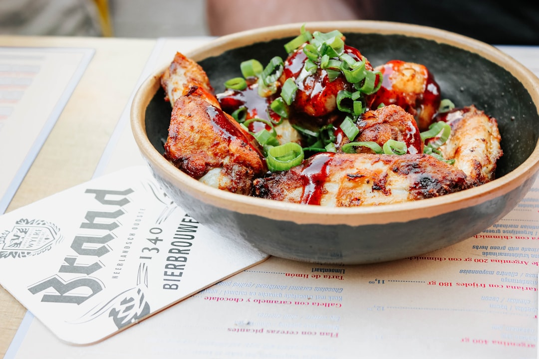 découvrez notre sélection irrésistible de tapas, des bouchées savoureuses et authentiques qui éveilleront vos papilles. que ce soit pour un apéritif entre amis ou un repas convivial, nos tapas sont idéales pour partager et savourer les richesses de la cuisine méditerranéenne.