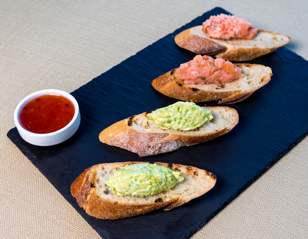 découvrez l'univers des tapas, ces délicieuses petites bouchées espagnoles qui éveillent les papilles. parfaites pour un apéritif ou un repas convivial, explorez des recettes variées et des astuces pour éblouir vos invités avec une palette de saveurs authentiques.