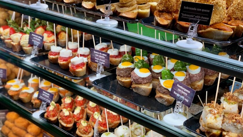 découvrez l'univers savoureux des tapas, ces petites bouchées ibériques qui éveillent vos papilles. idéales pour partager entre amis ou en famille, explorez des recettes authentiques et des idées d'association pour une expérience culinaire conviviale et gourmande.