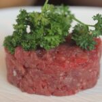 découvrez le tartare, un plat savoureux à base de viande ou de poisson cru, délicatement assaisonné et accompagné de condiments raffinés. parfait pour les amateurs de cuisine fraîche et audacieuse, le tartare saura élever vos papilles avec ses textures et ses saveurs.