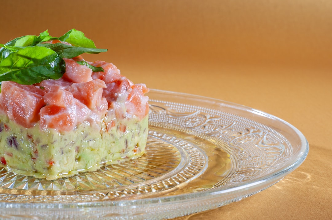 découvrez l'art du tartare : une délicieuse préparation à base de viande ou de poisson cru, finement haché et assaisonné avec des ingrédients savoureux. apprenez les astuces pour réussir ce plat frais et savoureux, idéal pour épater vos invités !