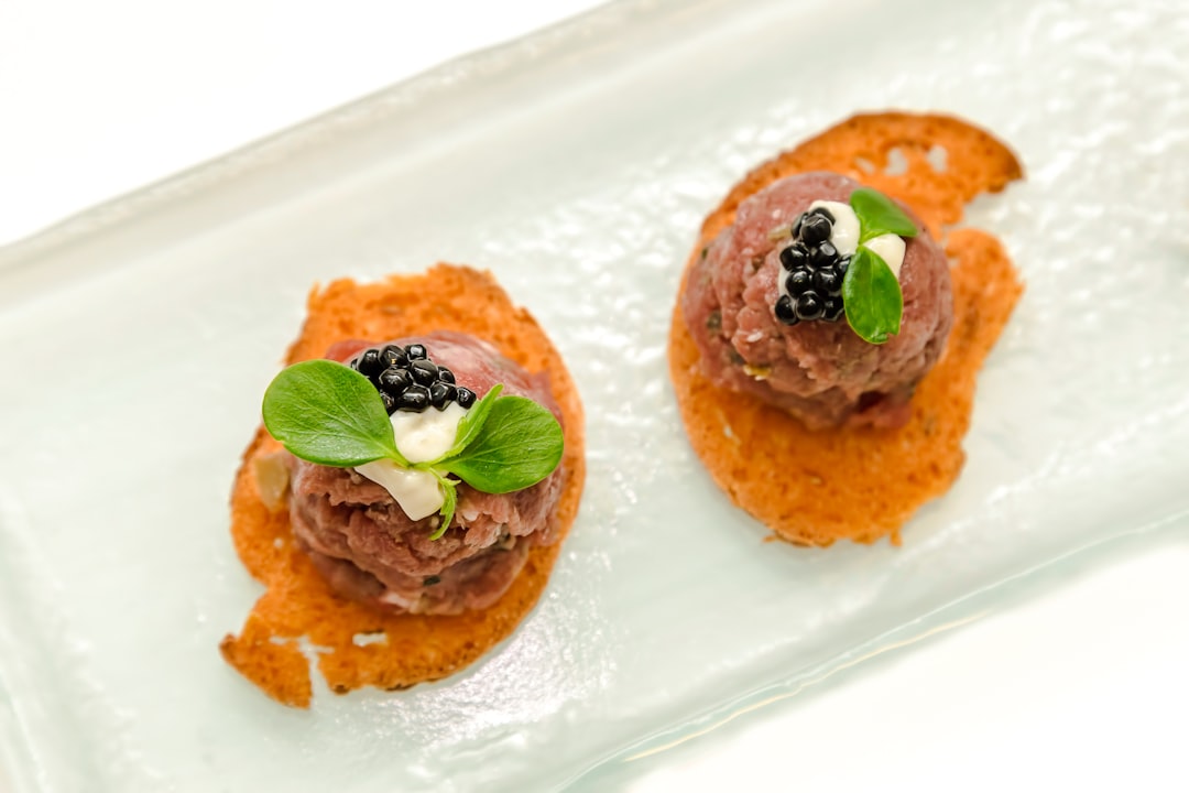 découvrez le tartare, un plat savoureux et raffiné à base de viande crue finement hachée, assaisonné d'herbes et de condiments. parfait pour les amateurs de cuisine audacieuse et de saveurs authentiques.