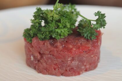 découvrez le tartare, un plat savoureux à base de viande ou de poisson cru, délicatement assaisonné et accompagné de condiments raffinés. parfait pour les amateurs de cuisine fraîche et audacieuse, le tartare saura élever vos papilles avec ses textures et ses saveurs.