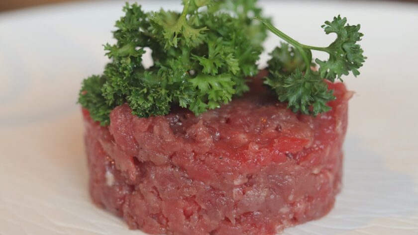 découvrez le tartare, un plat savoureux à base de viande ou de poisson cru, délicatement assaisonné et accompagné de condiments raffinés. parfait pour les amateurs de cuisine fraîche et audacieuse, le tartare saura élever vos papilles avec ses textures et ses saveurs.