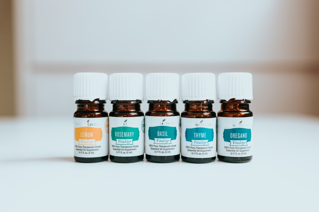 découvrez le thym, cette herbe aromatique aux multiples bienfaits, utilisée en cuisine pour rehausser vos plats tout en offrant des propriétés médicinales. apprenez ses variétés, son utilisation et ses vertus santé.