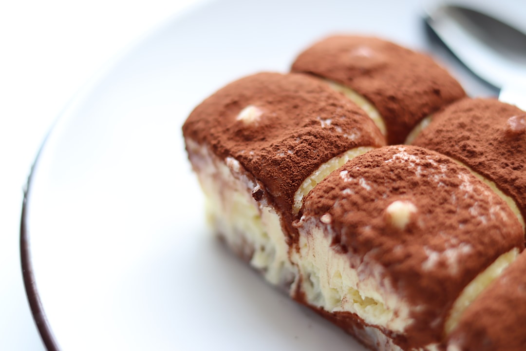 découvrez notre délicieuse recette de tiramisu, un dessert classique italien à base de café, mascarpone et biscuits savoiardi. apprenez à préparer ce succulent gâteau qui ravira vos convives à chaque bouchée.