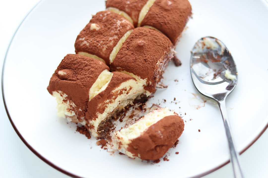découvrez la recette authentique du tiramisu, un dessert italien délicieux à base de café, mascarpone et biscuits savoiardi. laissez-vous séduire par ses saveurs crémeuses et réconfortantes, parfait pour toutes les occasions.