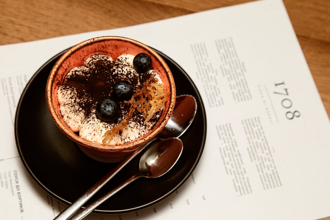 découvrez le tiramisu, un délicieux dessert italien à base de café, de mascarpone et de biscuits savoiardi, parfait pour égayer vos repas en famille ou entre amis. apprenez à le préparer chez vous avec notre recette facile et savoureuse.