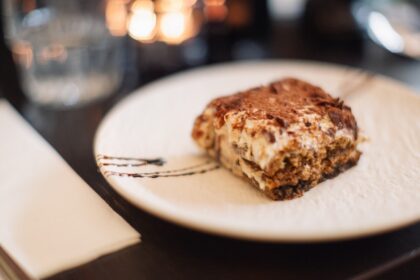 découvrez la recette du tiramisu, un délicieux dessert italien alliant café, mascarpone et biscuits. apprenez à préparer ce classique sucré en quelques étapes simples et savourez le goût authentique de l'italie chez vous.