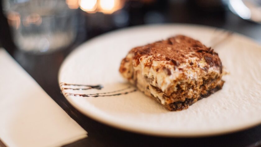 découvrez la recette du tiramisu, un délicieux dessert italien alliant café, mascarpone et biscuits. apprenez à préparer ce classique sucré en quelques étapes simples et savourez le goût authentique de l'italie chez vous.