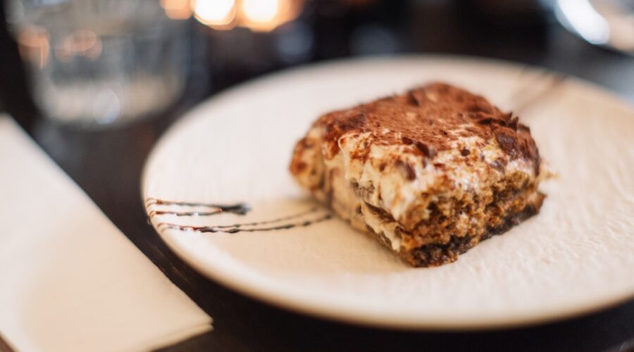découvrez la recette du tiramisu, un délicieux dessert italien alliant café, mascarpone et biscuits. apprenez à préparer ce classique sucré en quelques étapes simples et savourez le goût authentique de l'italie chez vous.