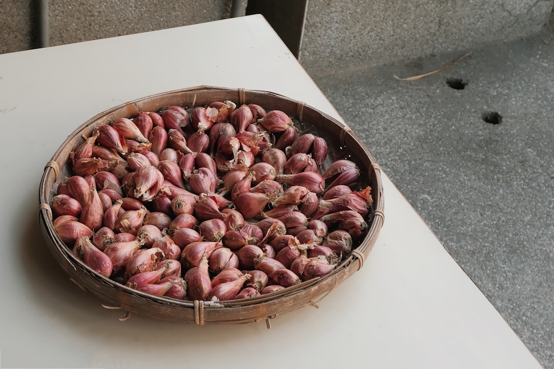 découvrez les fèves tonka, un ingrédient parfumé aux notes sucrées et épicées, idéal pour rehausser vos desserts, cocktails et plats salés. explorez leurs utilisations en cuisine et laissez-vous séduire par leur arôme unique.
