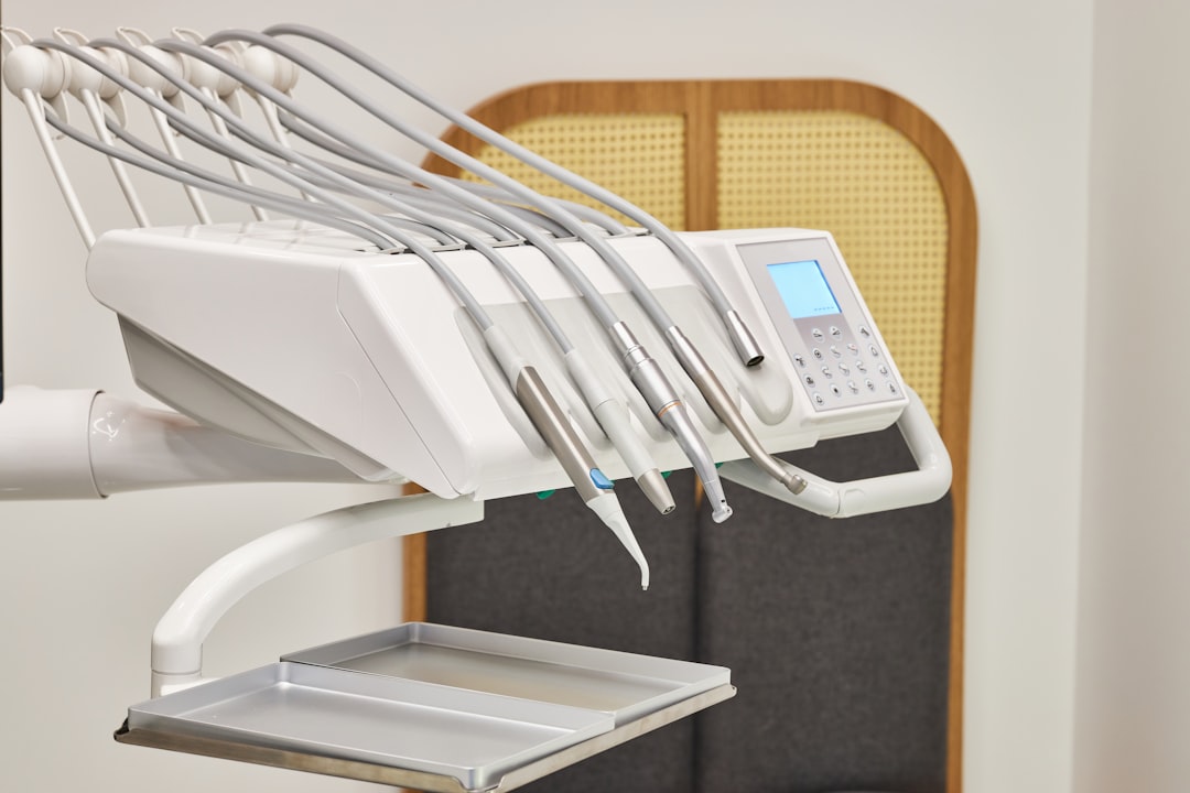 découvrez les causes et solutions pour soulager une douleur dentaire. apprenez à reconnaître les symptômes d'une rage de dents et quand consulter un dentiste pour un traitement adapté.