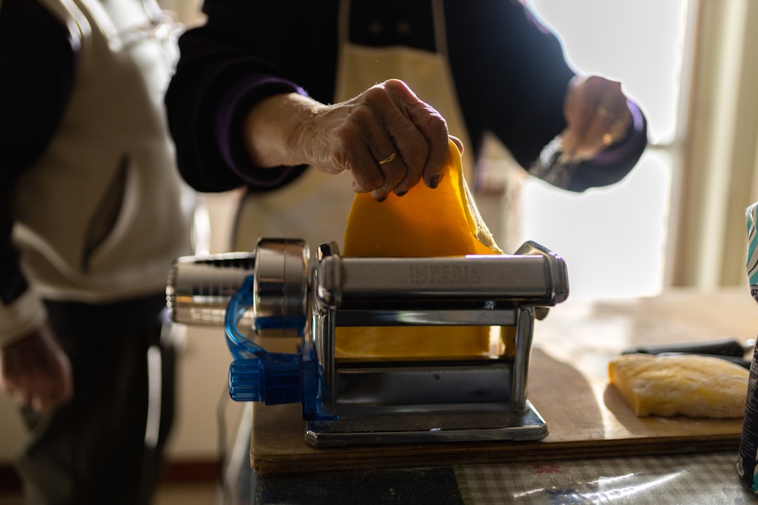 découvrez l'authenticité de la cuisine traditionnelle, un voyage gustatif à travers des recettes ancestrales, mettant en avant des ingrédients locaux et des techniques de préparation transmises de génération en génération. savourez des plats riches en saveurs et en histoire, qui célèbrent la culture culinaire de nos régions.